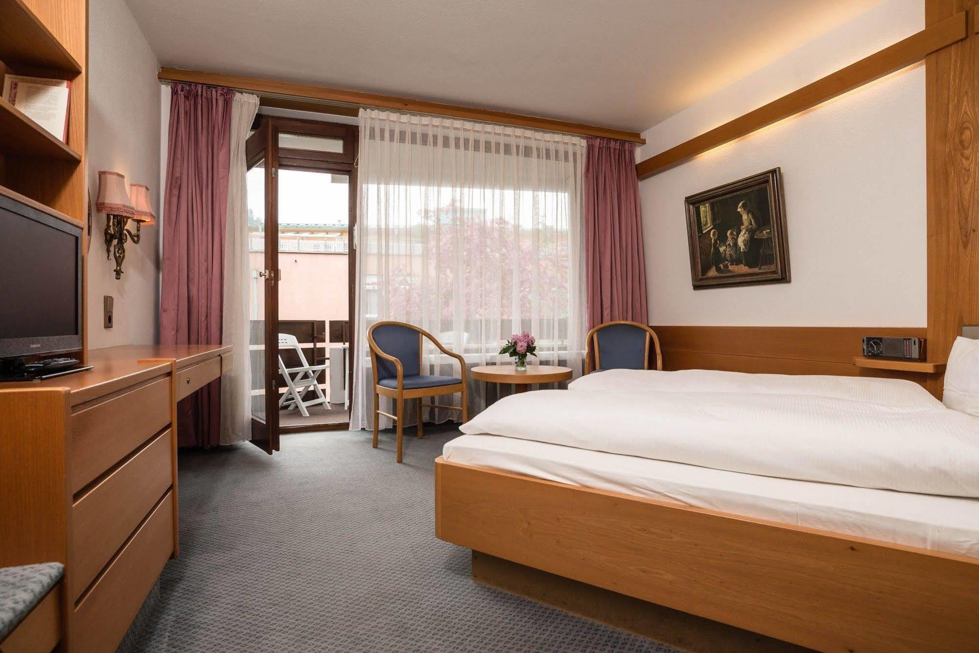 Kronen Hotel บาด ลีเบินเซลล์ ภายนอก รูปภาพ
